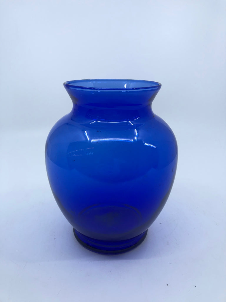 SHORT COBALT BLUE VASE.