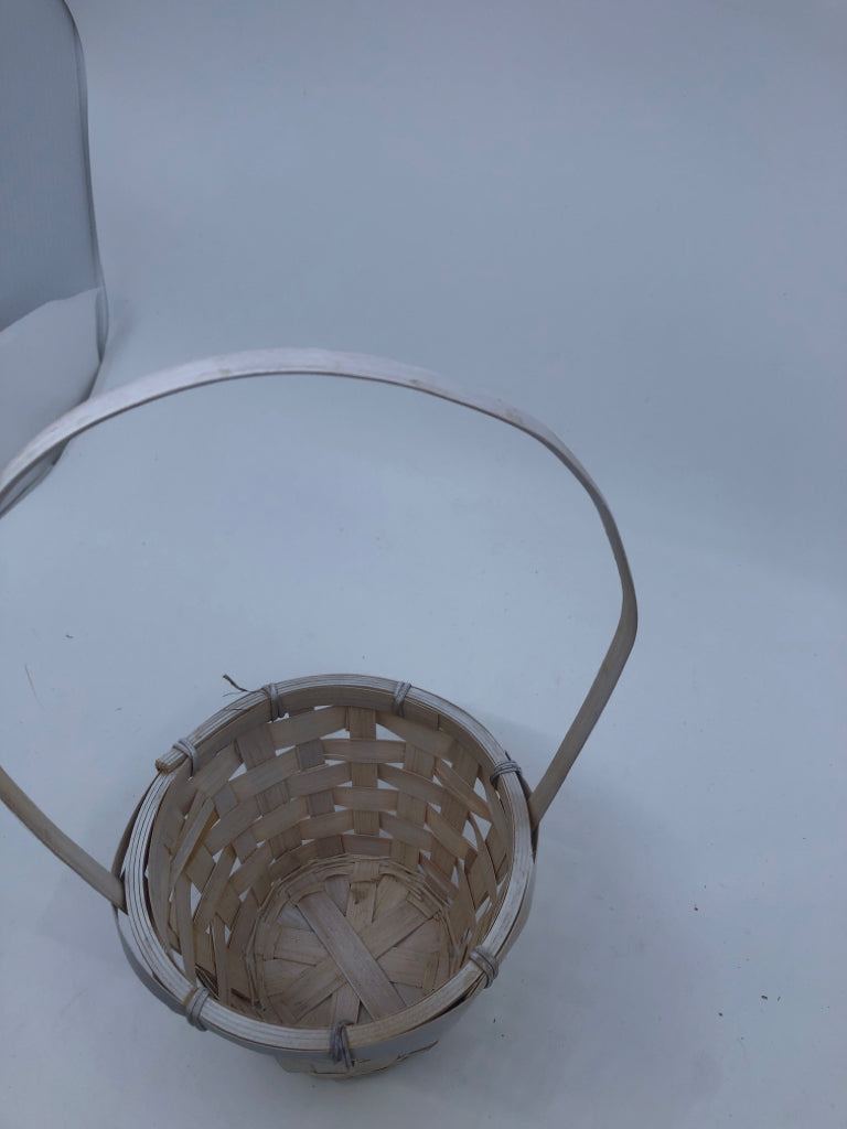 WHITE SMALL BASKET W HANDLE.