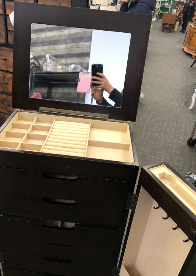 WOOD W/MIRRORS JEWELRY, 2 DOORS AND 8 DRAWERS.