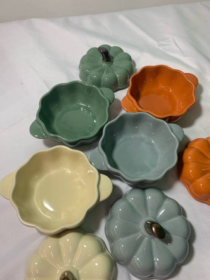 4 COLORFUL PUMPKIN PERSONAL BAKERS W LIDS - MARTHA STEWART.
