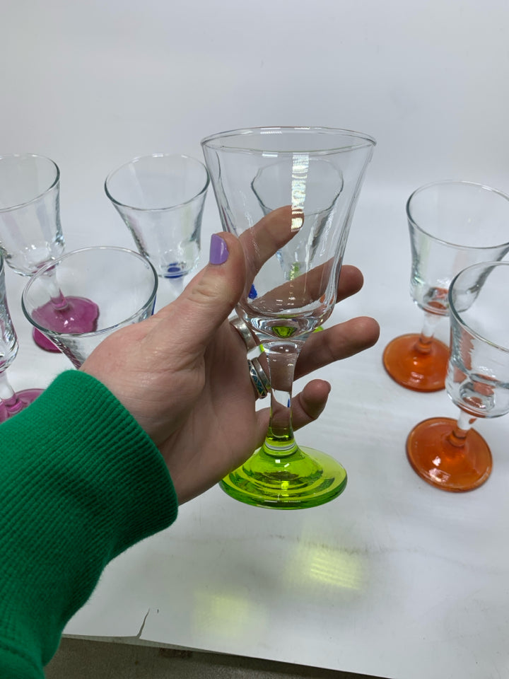 8 COLORFUL BASES WINE GLASSES.