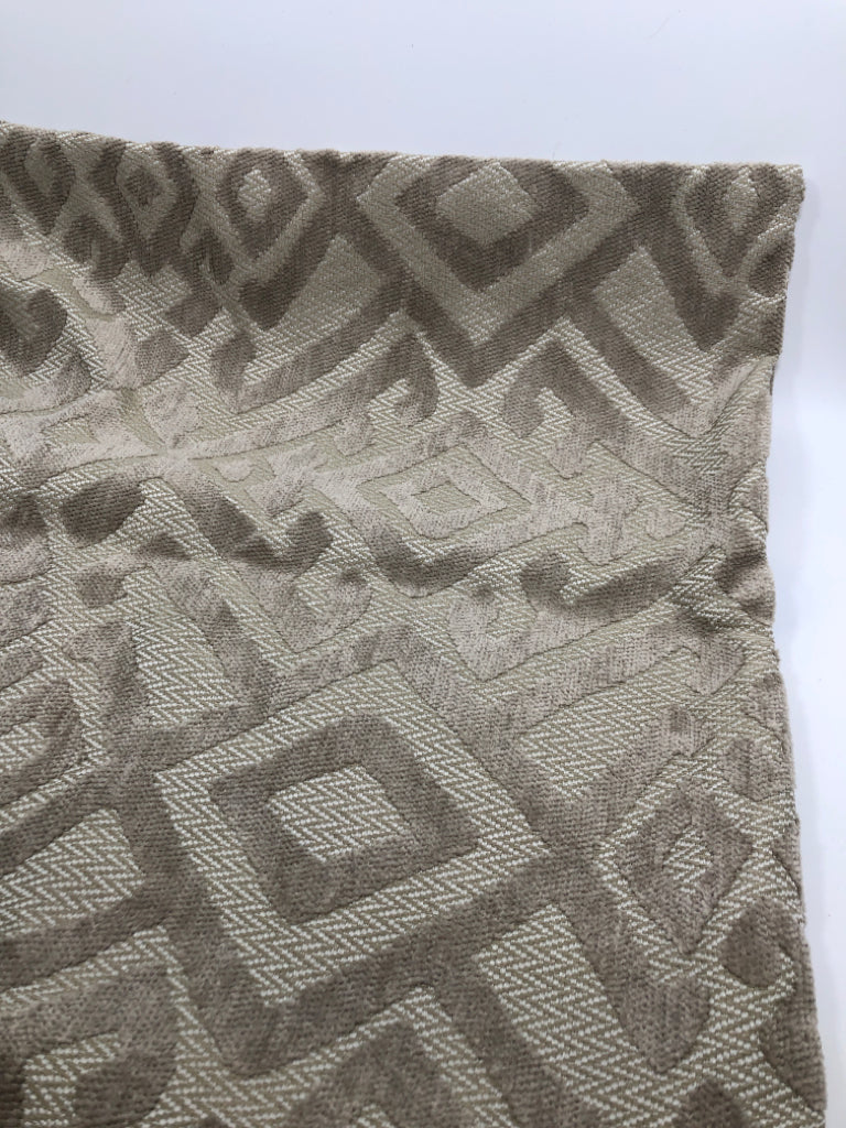 BEIGE/NEUTRAL TONED GEOMETRIC TEXTURED PILLOW COVER.