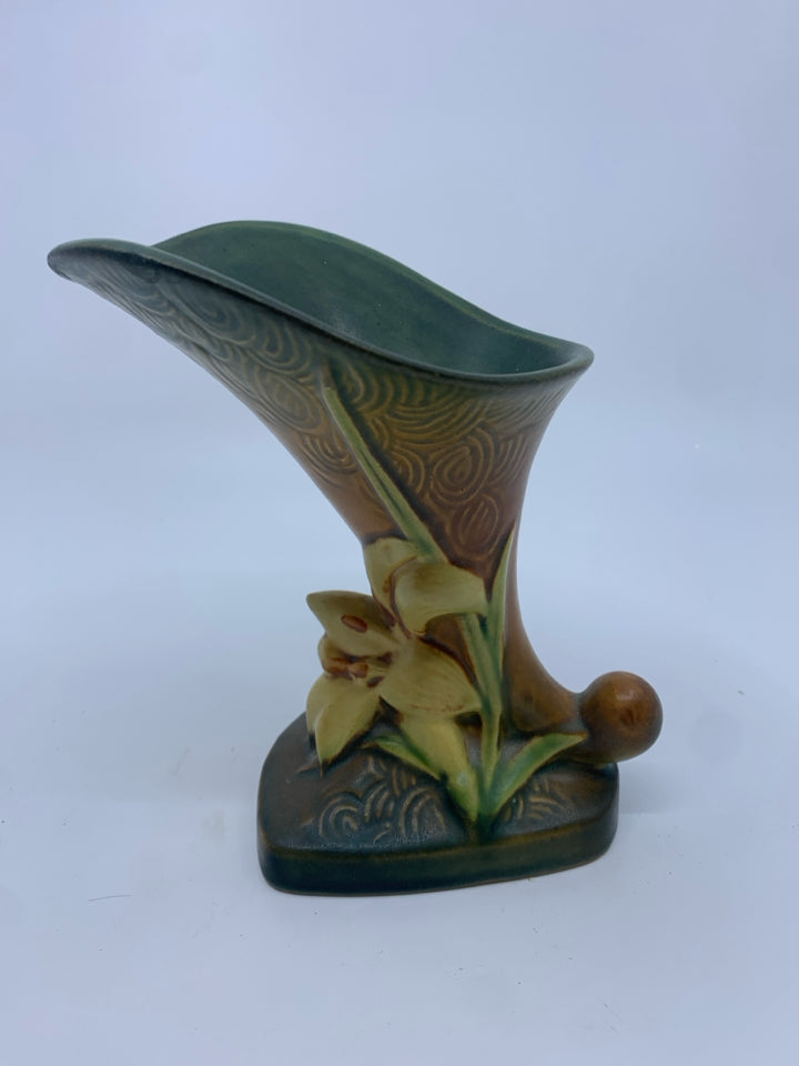 VTG GREEN FLORAL CORNUCOPIA YELLOW LILY VASE 203-6.