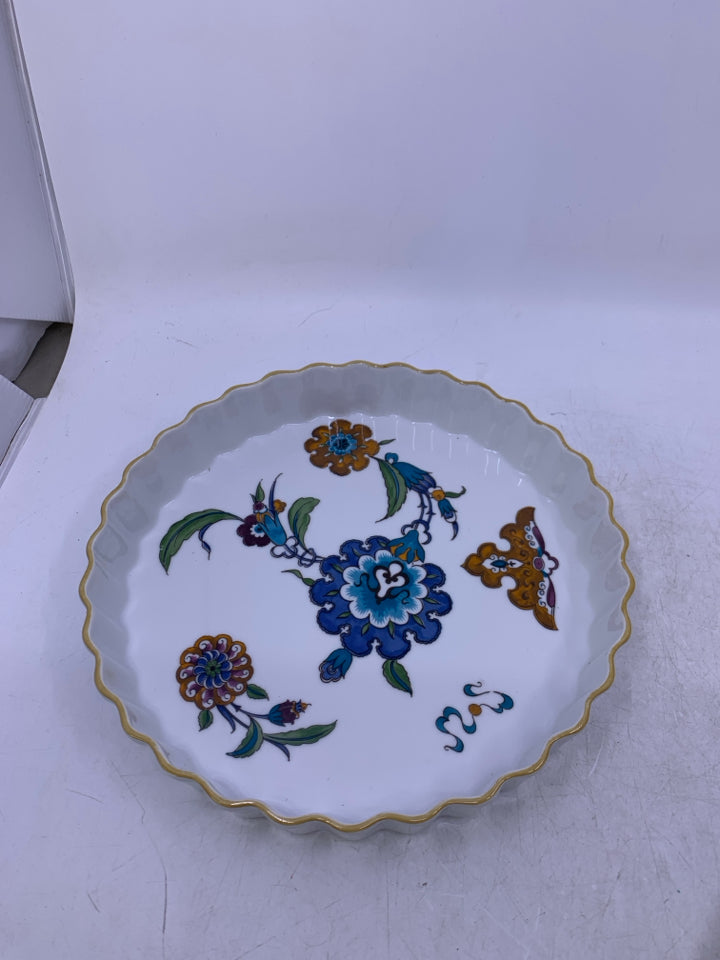 WHITE QUICHE DISH W/ FLOWERS YELLOW RIM.