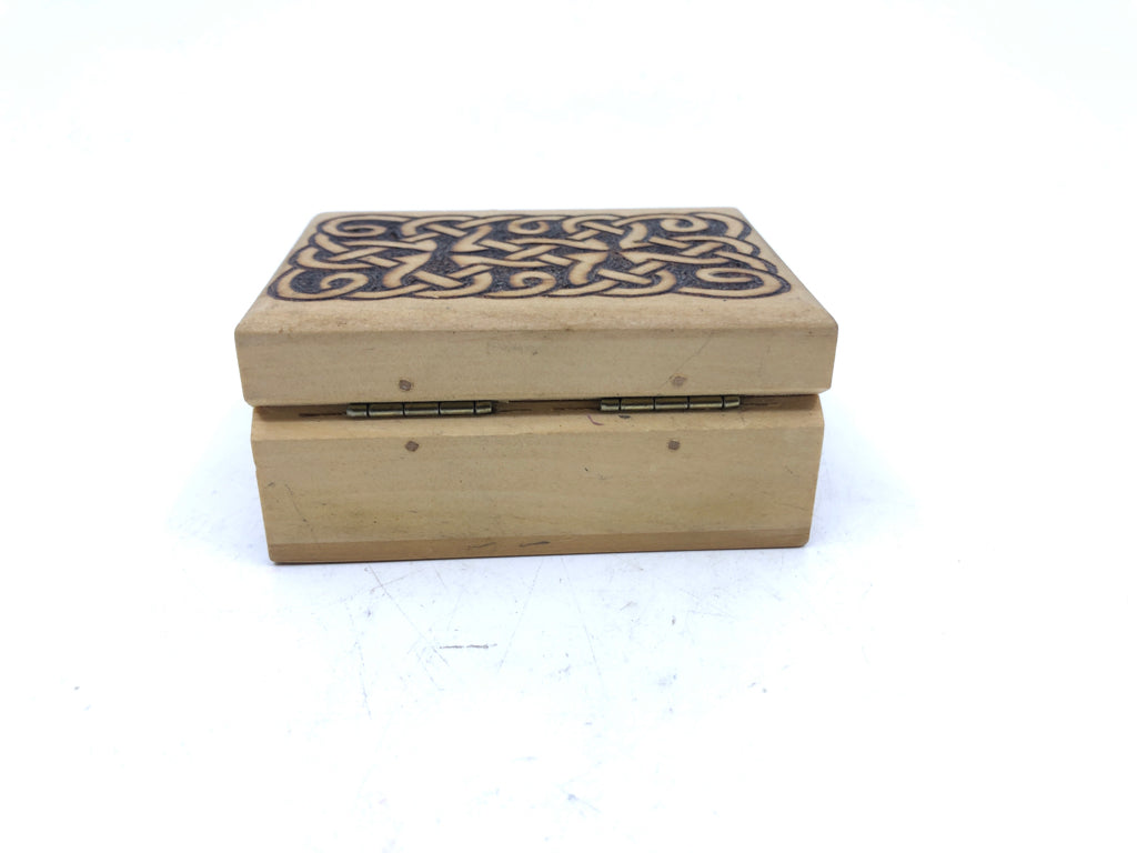 SMALL WOOD BOX W/ BURNED DESIGN.