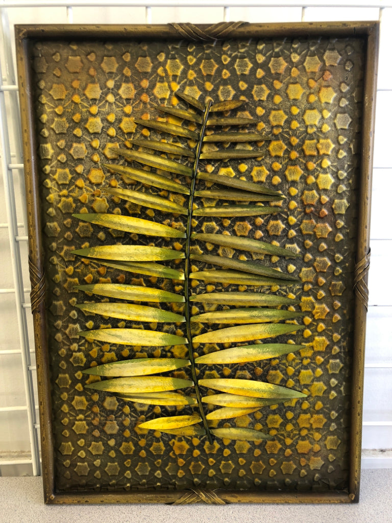 TIN WALL HANGING W/LARGE BROWN LEAF.