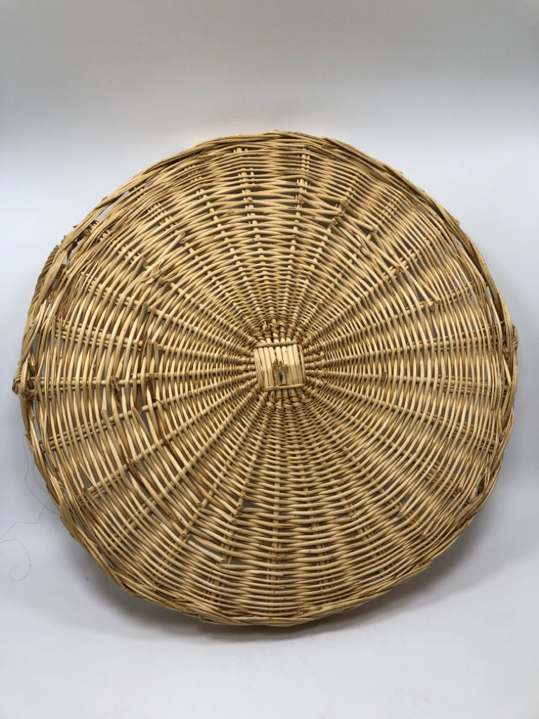 WOVEN WICKER TRAY W/HANDLES.