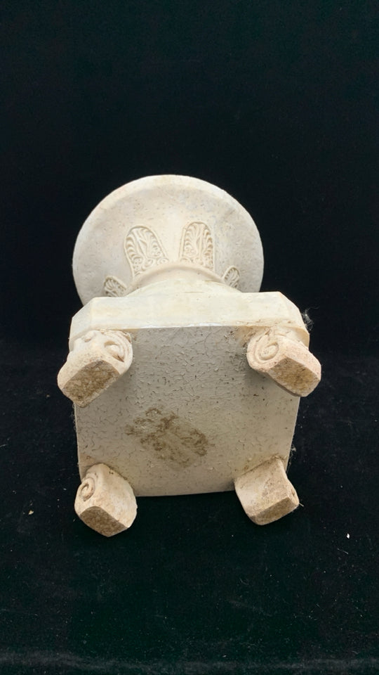WHITE STONE GARDEN PEDESTAL URN.