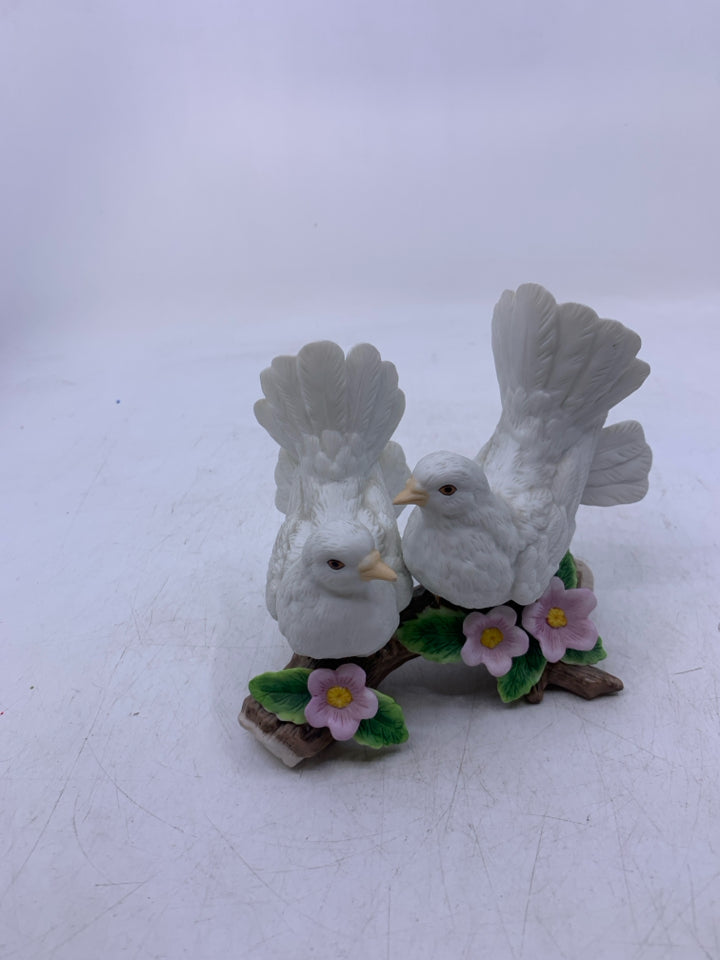 CERAMIC 2 WHITE DOVES ON BRANCH.