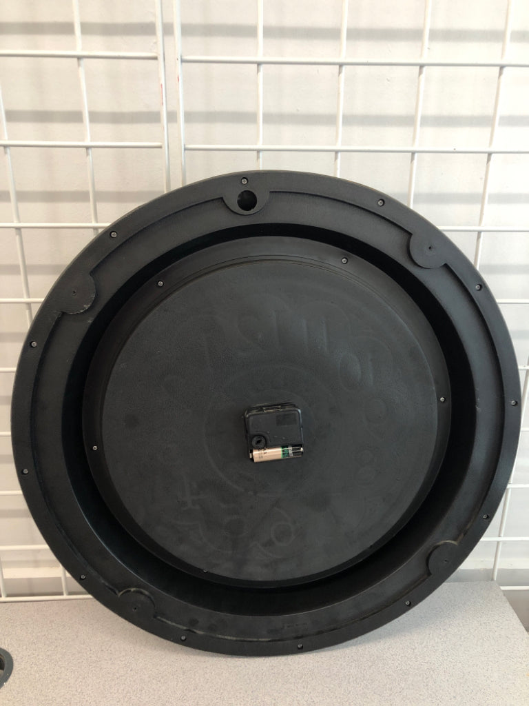 BROWN PLASTIC ROUND WALL CLOCK.