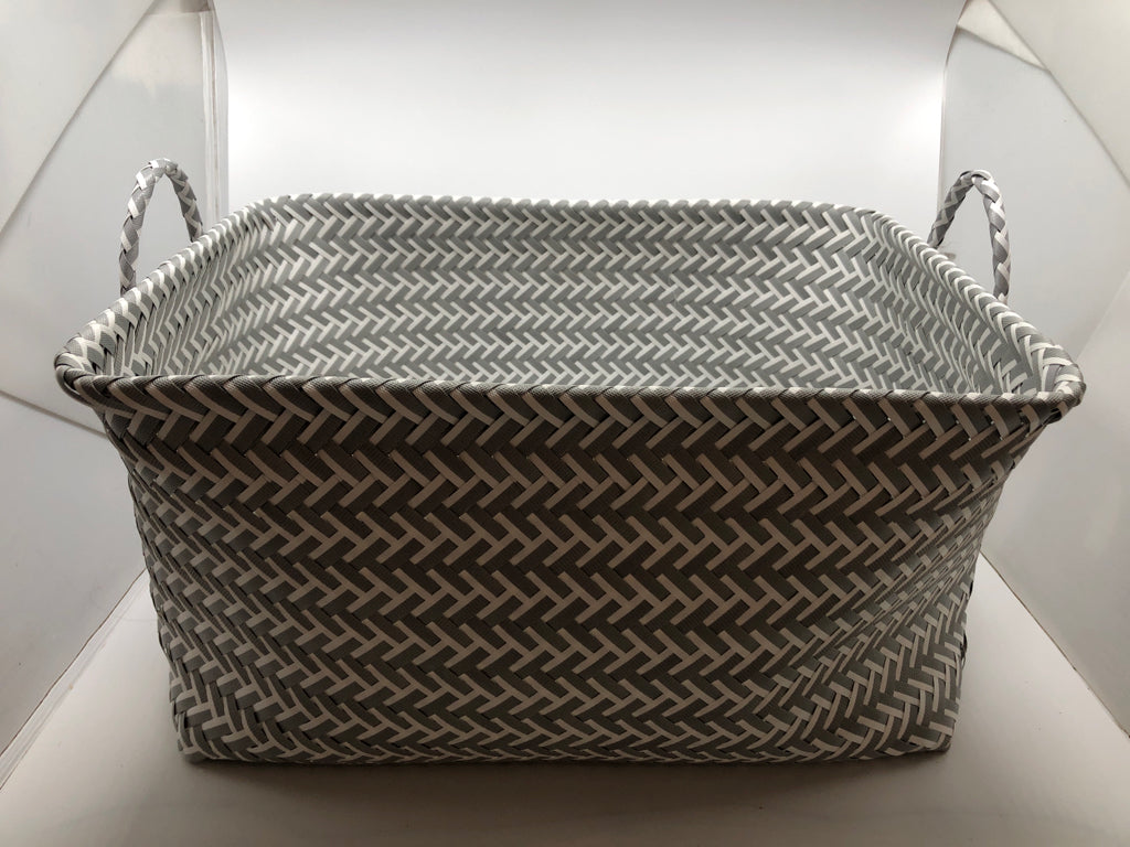 GREY/WHITE WOVEN STORAGE BASKET.