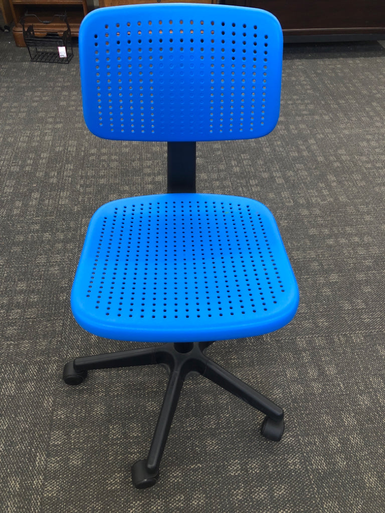 BLUE ROLLING OFFICE CHAIR W/VENTED BACK DESIGN.