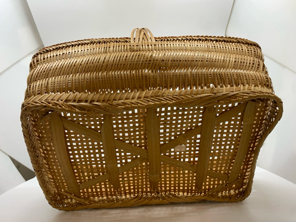 WOVEN WICKER BASKET W/BRAIDED HANDLE.