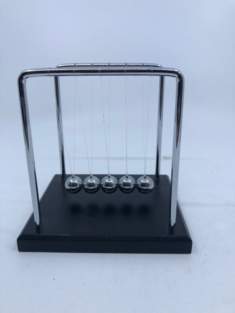 NEWTONS CRADLE DESKTOP GAME.