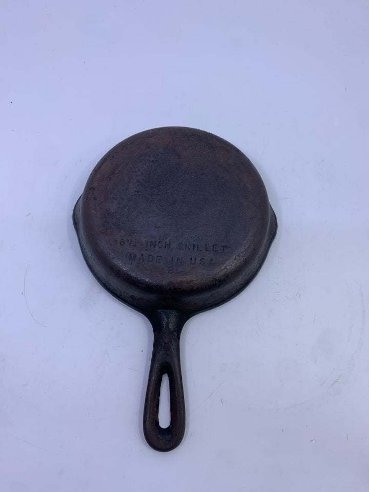 SMALL ROUND CAST IRON SKILLET.