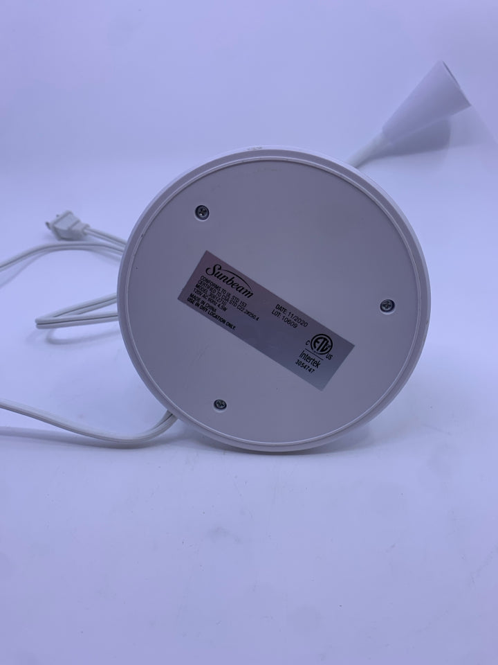 WHITE ADJUSTABLE LED DESK LAMP.