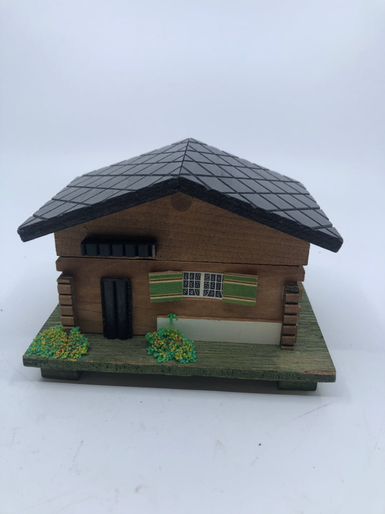 VTG WOOD CABIN MUSIC BOX.