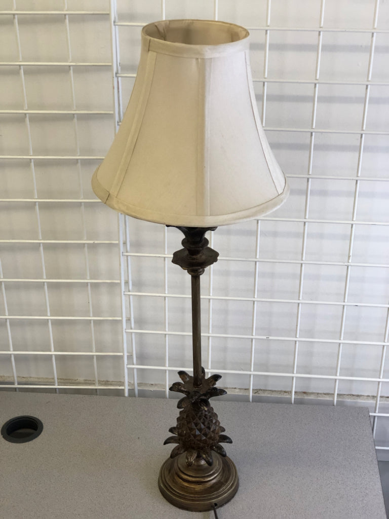 PINEAPPLE METAL BASE TABLE LAMP W/TAN SHADE.