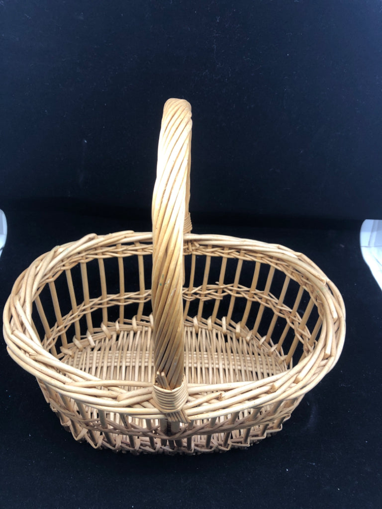 BLONDE BASKET W SINGLE HANDLE.