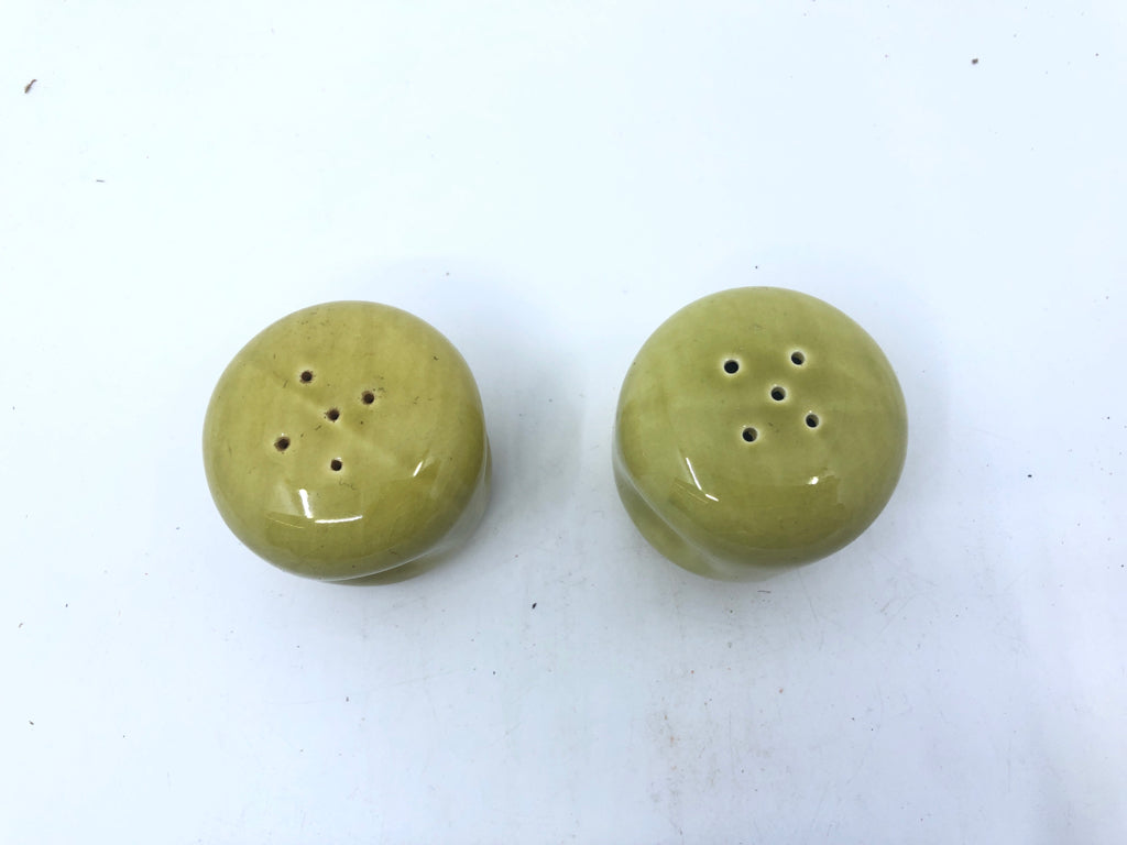 VTG GREEN POTTERY S/P SHAKERS W/ THUMB PRINT INDENT.