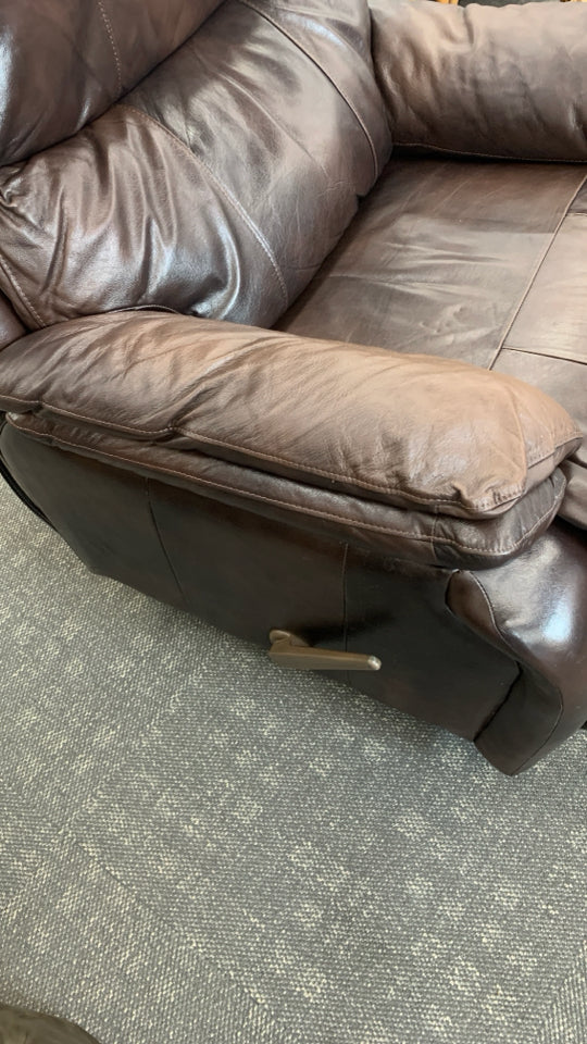 BROWN LEATHER RECLINER.
