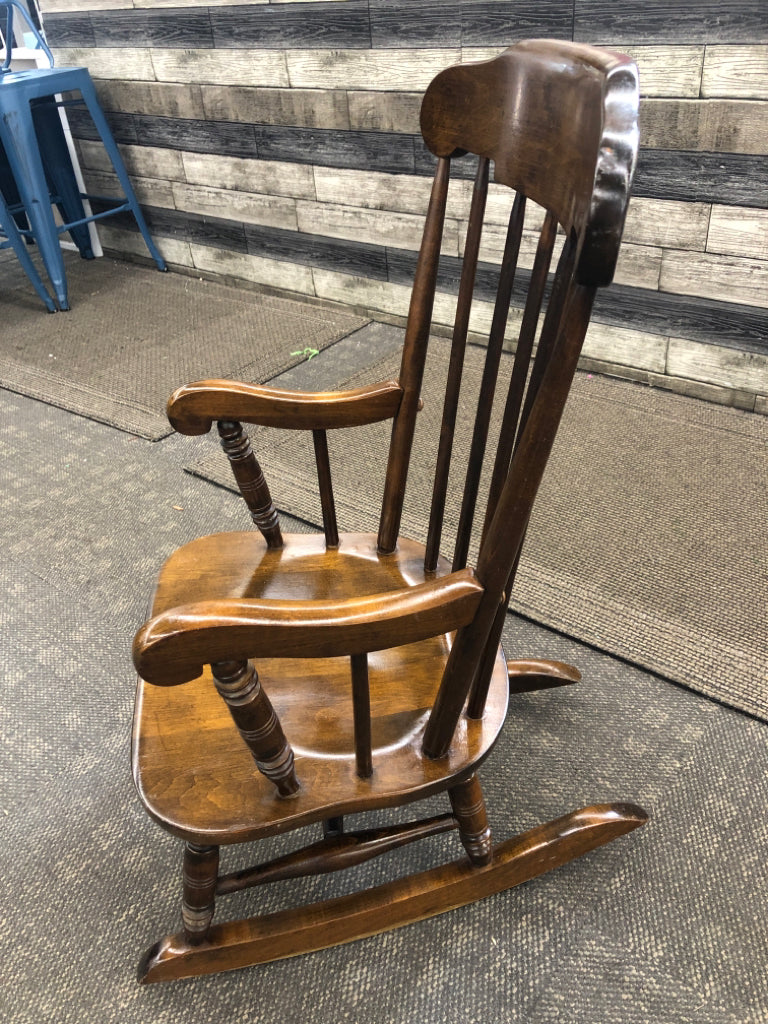 DK WOOD CHILDRENS ROCKING CHAIR.