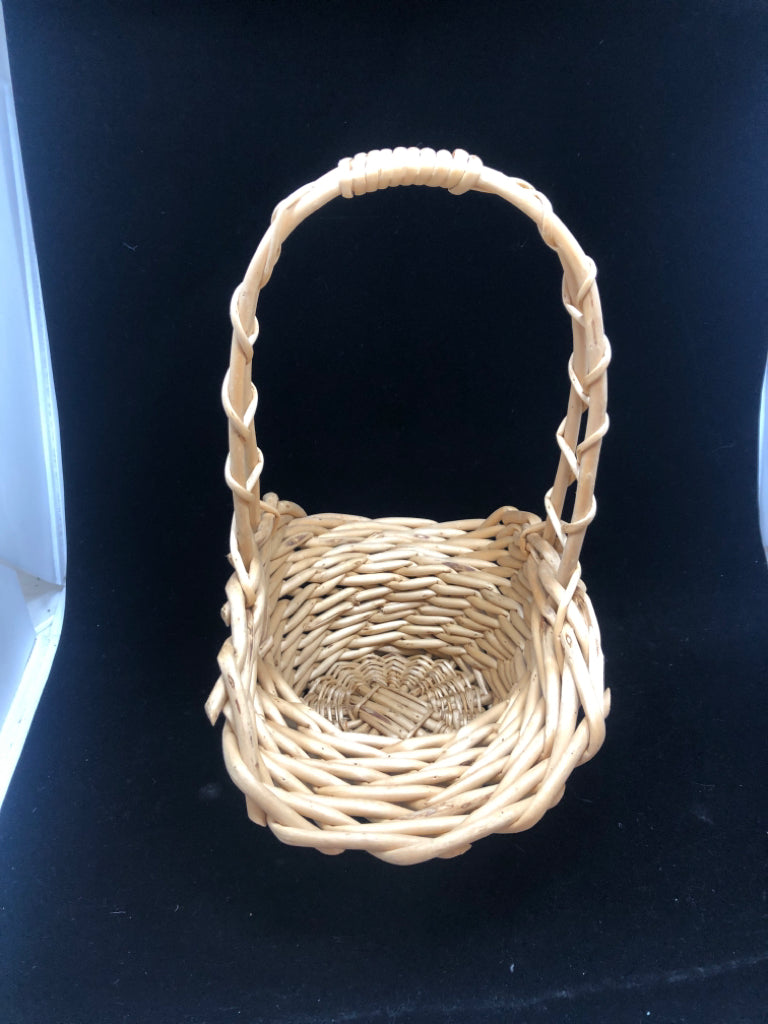 WICKER BASKET W/TWIST HANDLE.