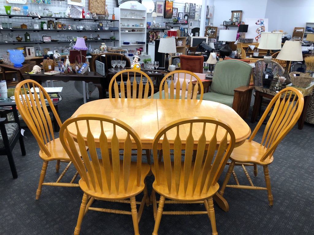 PATENT LIGHT BLONDE WOOD TABLE 6 CHAIRS 2 EXTRA LEAVES STORED IN TABLE.