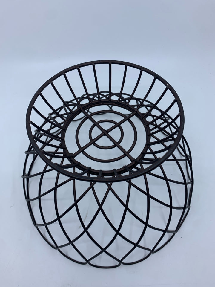 BROWN METAL WIRE FRUIT BASKET.