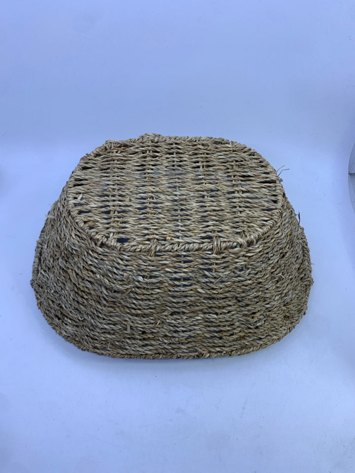 OVAL WOVEN BASKET W/HANDLES.