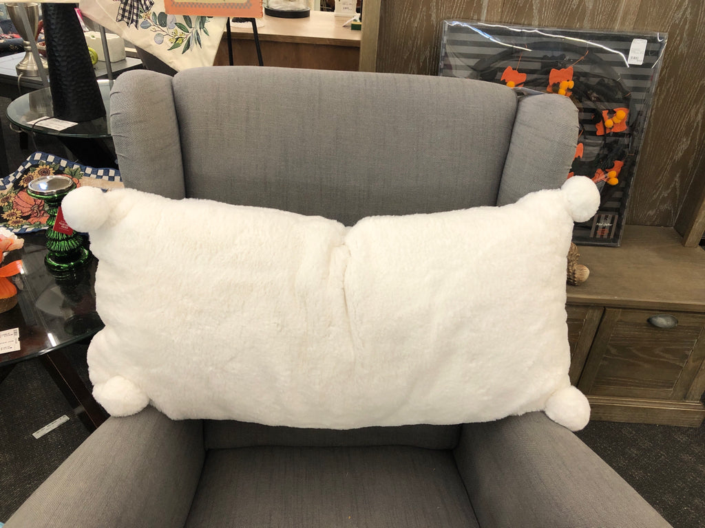 FAUX FUR WHITE PILLOW.