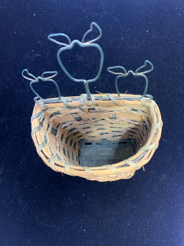 SMALL BLONDE WOVEN BASKET APPLES.