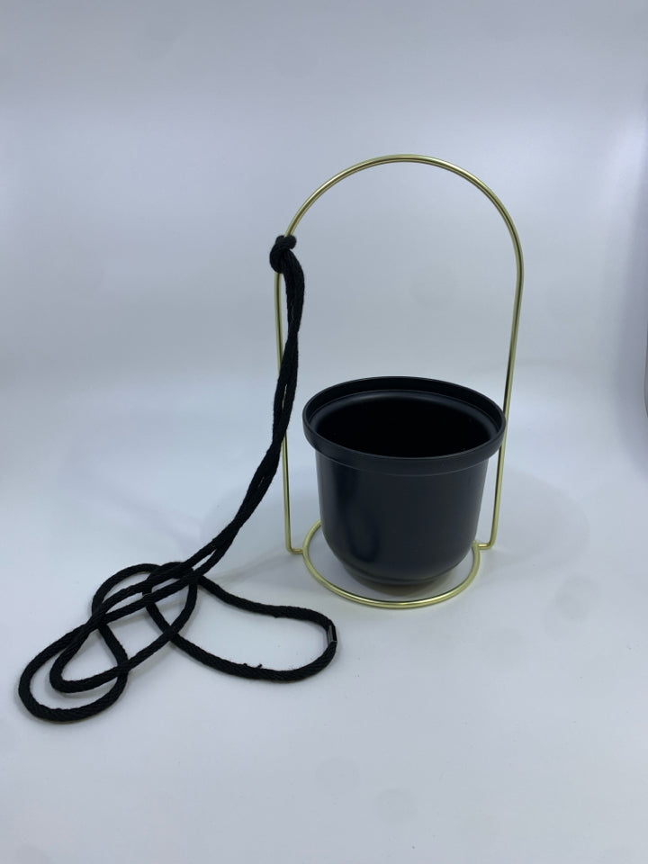 HANGING BLACK PLASTIC POT IN GOLD WIRE.