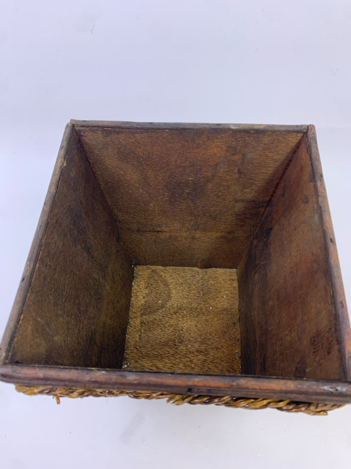 DARK WOVEN WOOD BASE BASKET.