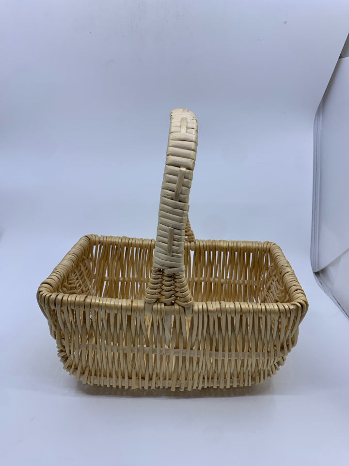 BLONDE WOVEN BASKET.