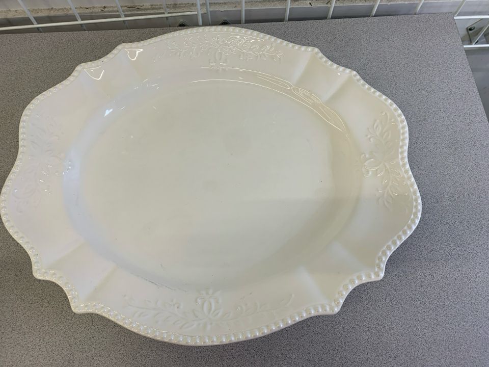 WHITE SERVING PLATTER W/ SCALLOP EDGE.