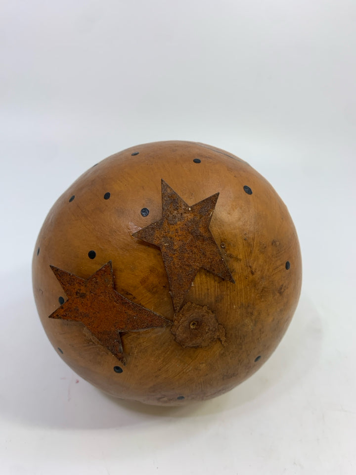 PRIMITIVE GOURD CHICKEN W/METAL FEET.