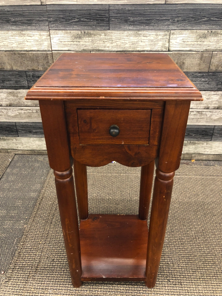 LIGHT BROWN SIDE TABLE W/DRAWER.
