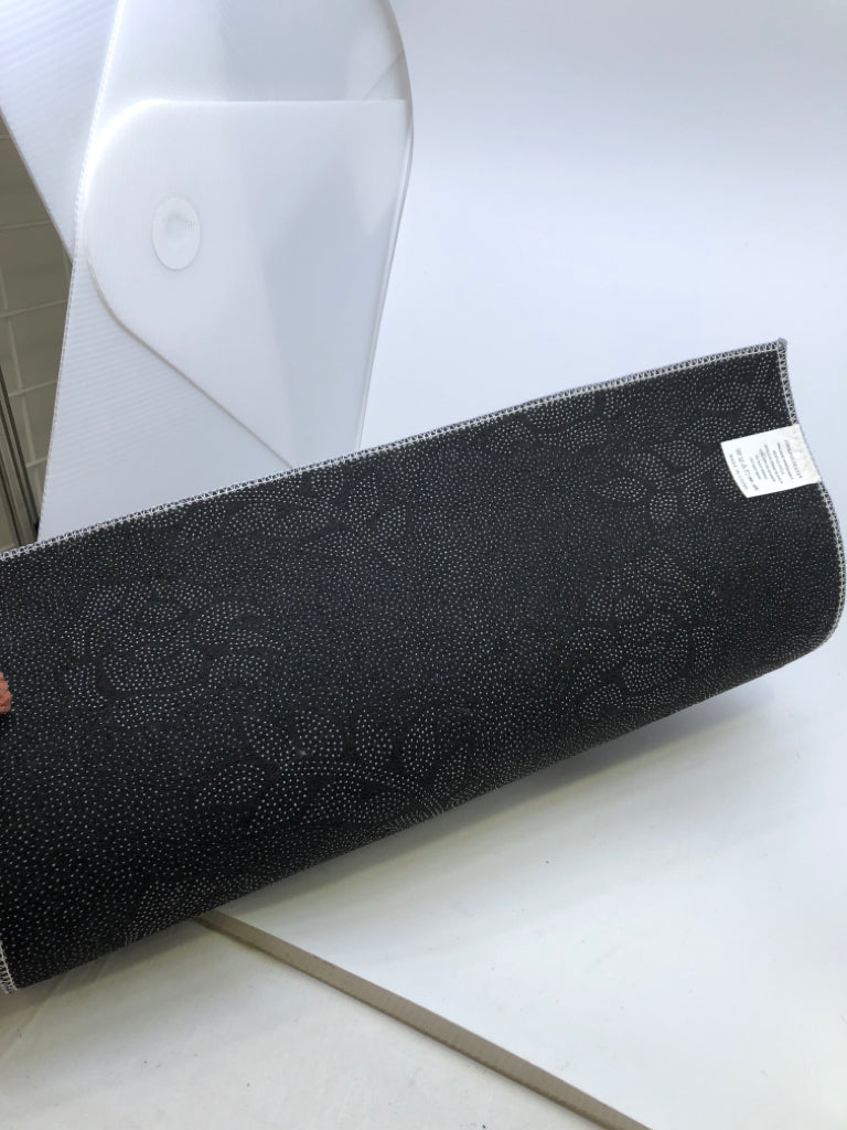 LIGHT GRAY AZTEC RUG RUNNER.