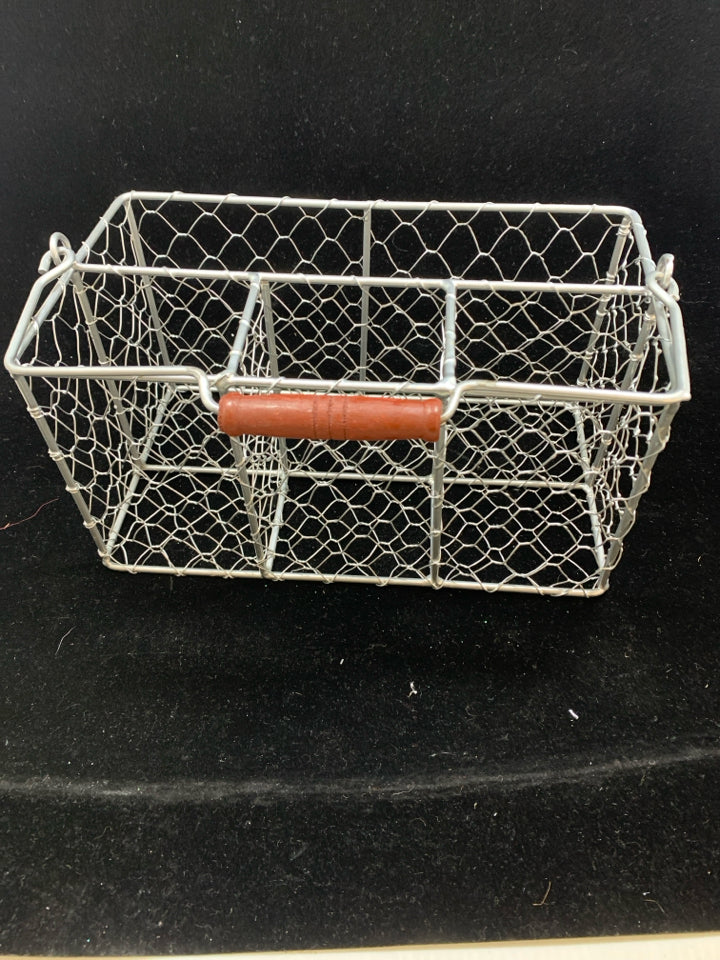 4 SECTION WIRE BASKET W/WOOD HANDLE.