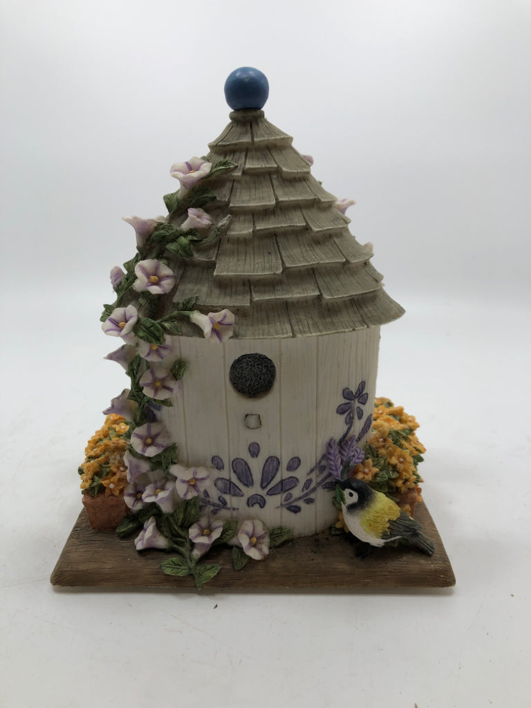 BIRD HOUSE AND FLOWERS RESIN NAPKIN HOLDER.