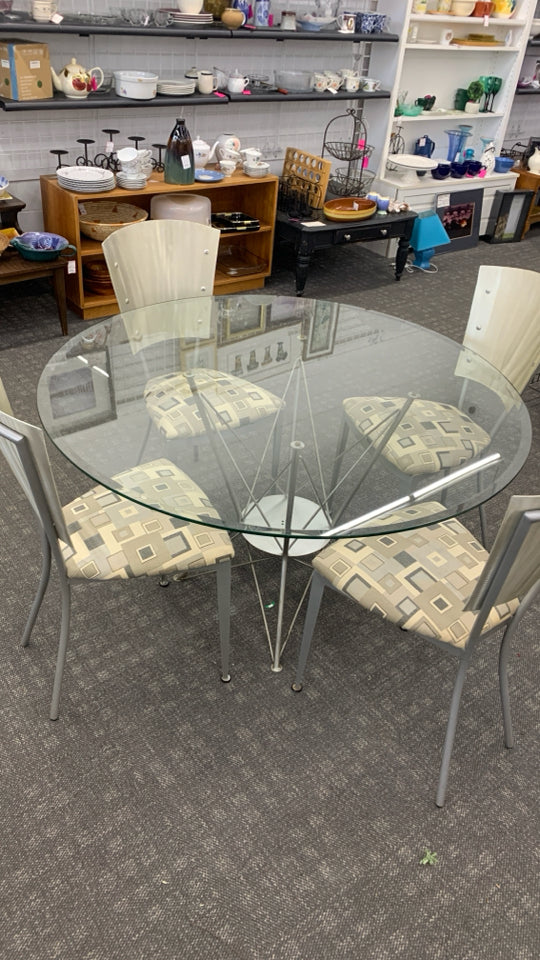 GLASS-TOP METAL TABLE WITH 4 CHAIRS.