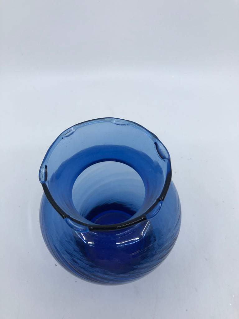 BLUE SWIRLED VASE.