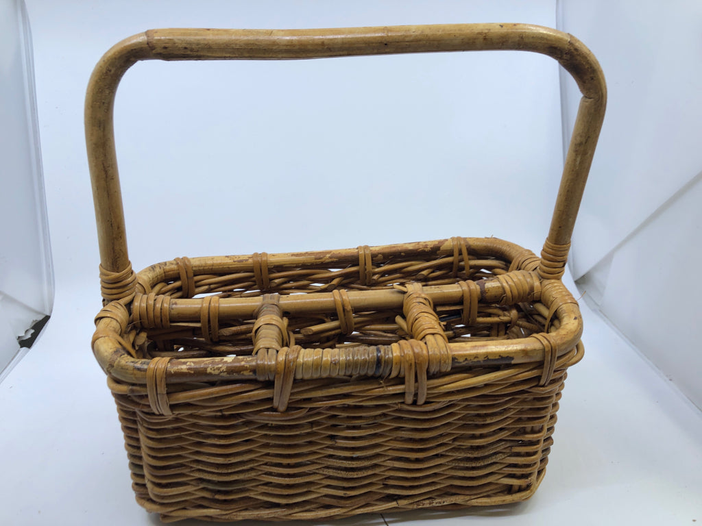 WICKER BASKET UTENSIL HOLDER W/HANDLE.