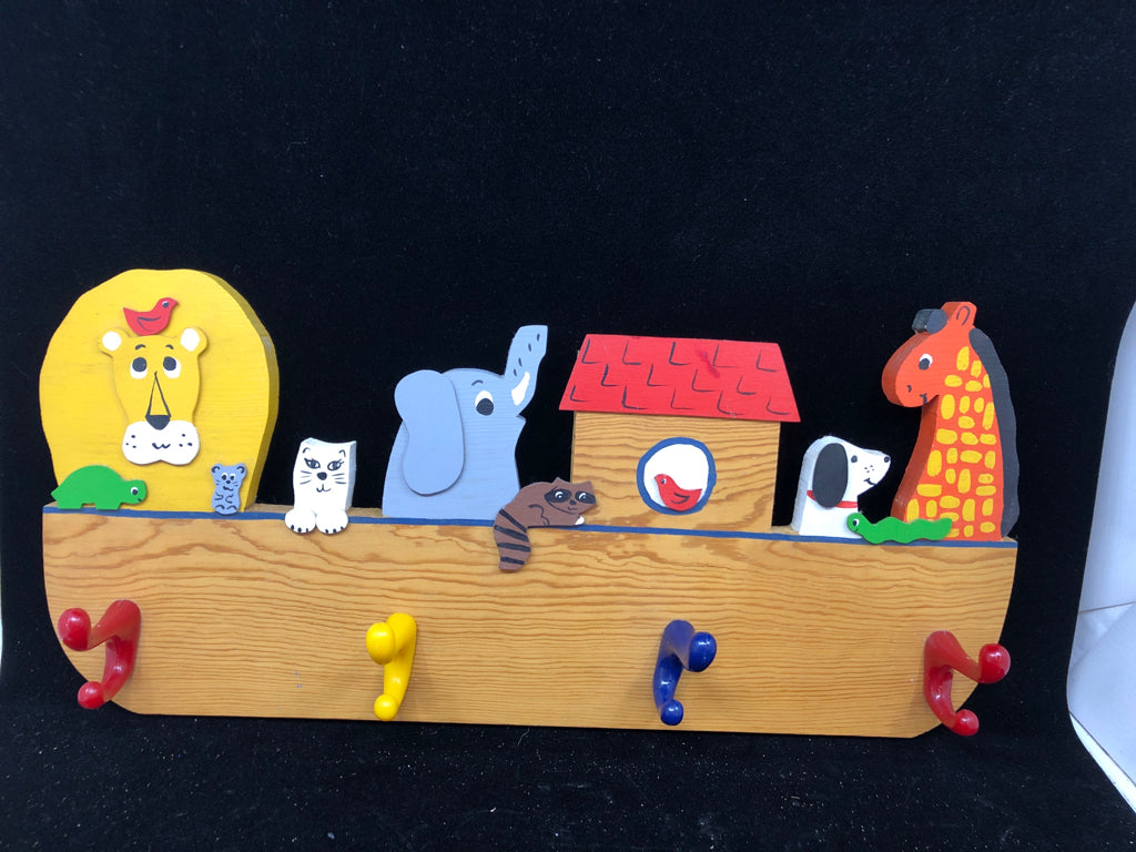 ANIMALS IN SHIP PEG HOOKS.