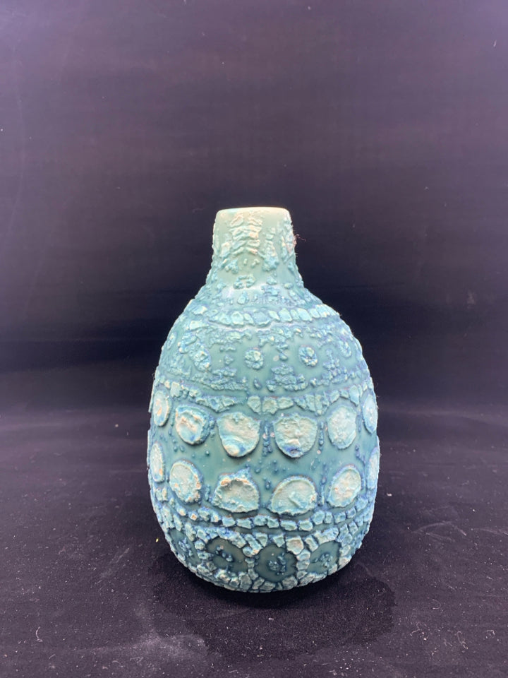 SHORT TEXTURED BLUE VASE.