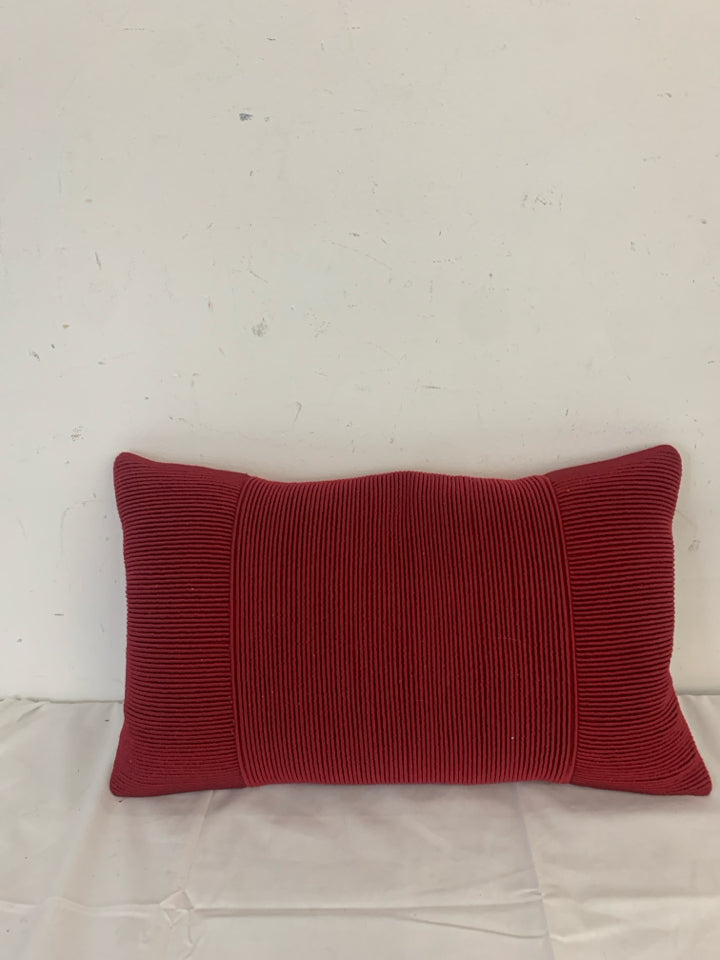 RED RECTANGLE RIBBED PILLOW.