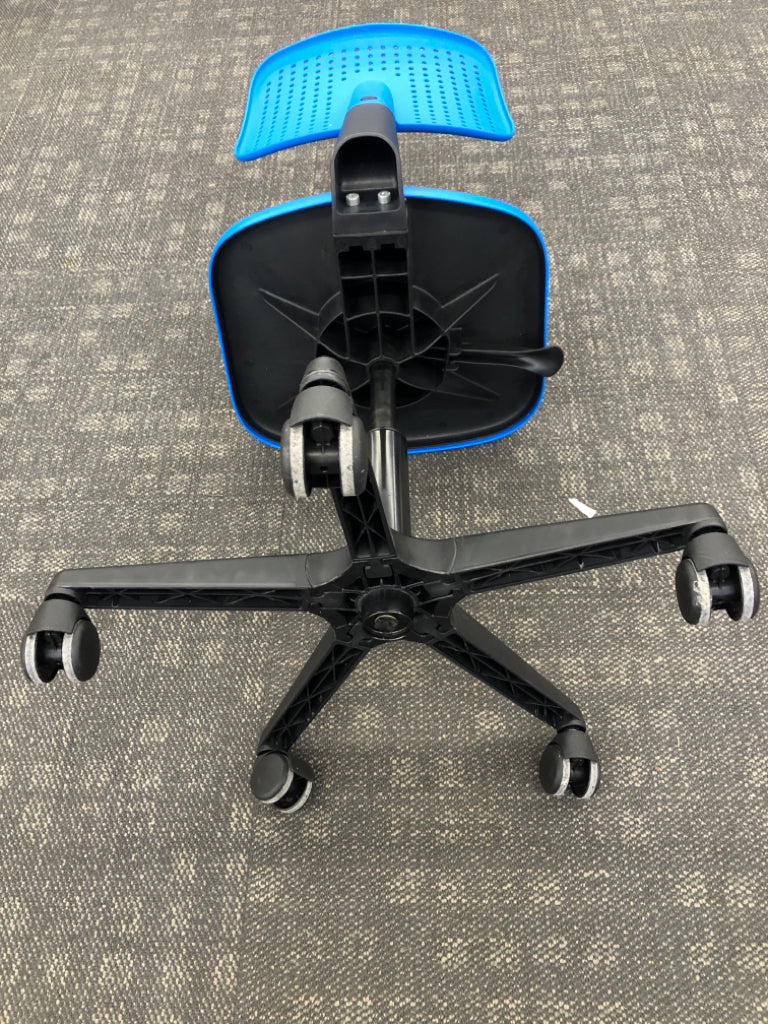 BLUE ROLLING OFFICE CHAIR W/VENTED BACK DESIGN.