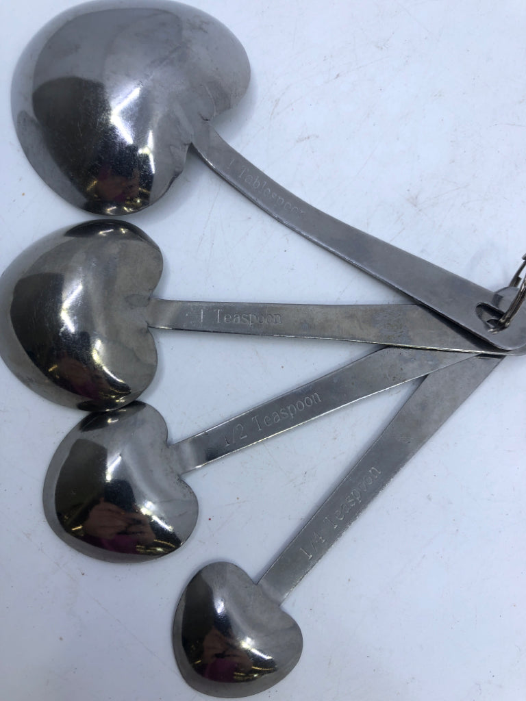 4 PC METAL HEART MEASURING SPOON SET.