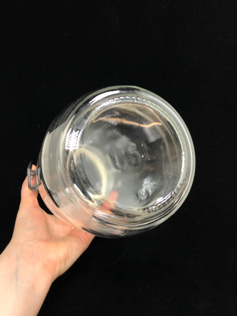 MED CLEAR GLASS JAR W/FLIP TOP LID.